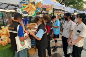 24 ก.พ.66 ตรวจสุขลักษณะสถานที่จำหน่ายอาหาร