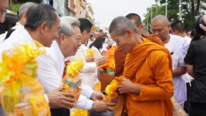 9 มี.ค.68 พ่อเมืองโคราชจัดตักบาตรพระหมื่นรูปทำบุญเมือง 557 ปี