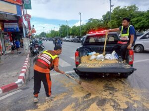21 มิ.ย.68 แก้ไขน้ำมันหกบนผิวจราจร